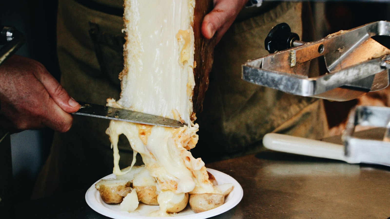 La saison de la raclette est officiellement ouverte à Lyon :)